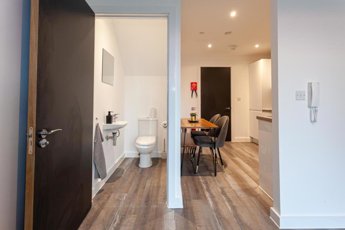 Superb 2 Bed Flat 5Min To Old Trafford Stadium مانشستر المظهر الخارجي الصورة
